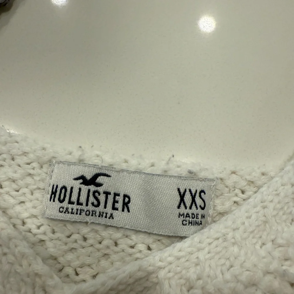 Hollister White Crochet Crop Top with Multicolor Floral Accents - Picture 5 of 7